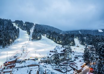 Dağlık iç coğrafyası, uzun kış sezonu ve doğal parklarla çevrili yapısıyla Borovets kayak, Balkanlar’da hem erişilebilir hem de dengeli bir kış tatili arayanların radarına giriyor.
