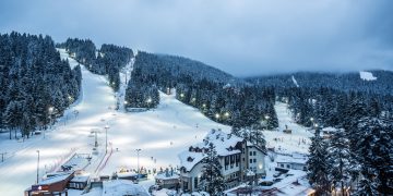 Dağlık iç coğrafyası, uzun kış sezonu ve doğal parklarla çevrili yapısıyla Borovets kayak, Balkanlar’da hem erişilebilir hem de dengeli bir kış tatili arayanların radarına giriyor.