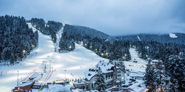Dağlık iç coğrafyası, uzun kış sezonu ve doğal parklarla çevrili yapısıyla Borovets kayak, Balkanlar’da hem erişilebilir hem de dengeli bir kış tatili arayanların radarına giriyor.