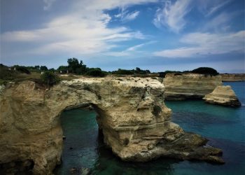 İtalya Puglia kıyılarında yıllardır turistlerin uğrak noktası olan doğal kaya kemeri, günler süren yağış ve dalgaların ardından Sevgililer Günü’nde yıkıldı.