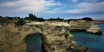 İtalya Puglia kıyılarında yıllardır turistlerin uğrak noktası olan doğal kaya kemeri, günler süren yağış ve dalgaların ardından Sevgililer Günü’nde yıkıldı.