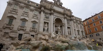 Roma’nın simge yapılarından Trevi Çeşmesi’nde biletli ziyaret dönemi başladı. Turistler, belirli saatlerde 2 avro ödeyerek çeşmeyi yakından görebilecek.