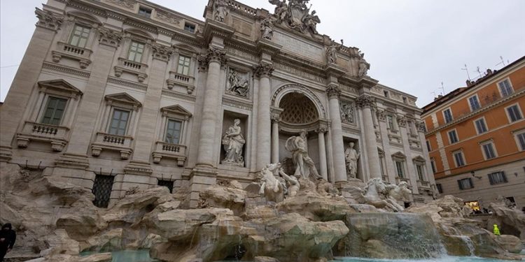 Roma’nın simge yapılarından Trevi Çeşmesi’nde biletli ziyaret dönemi başladı. Turistler, belirli saatlerde 2 avro ödeyerek çeşmeyi yakından görebilecek.