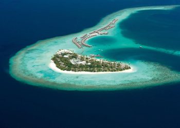 Maldivler’de yer alan Constance Halaveli, doğayla iç içe ama üst düzey hizmet sunan yapısıyla dikkat çekiyor.