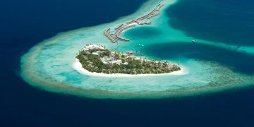 Maldivler’de yer alan Constance Halaveli, doğayla iç içe ama üst düzey hizmet sunan yapısıyla dikkat çekiyor.