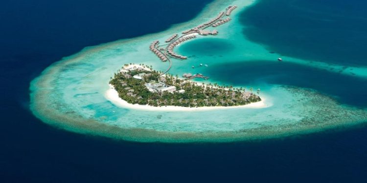 Maldivler’de yer alan Constance Halaveli, doğayla iç içe ama üst düzey hizmet sunan yapısıyla dikkat çekiyor.