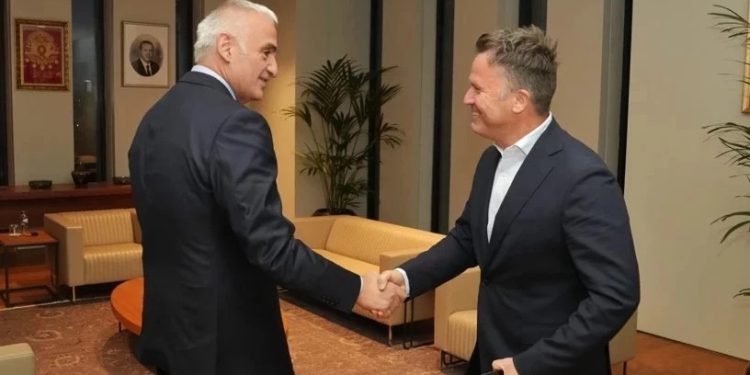 Bakan Ersoy, Avrupa’nın dev tur operatörleriyle sezonu masaya yatırdı 1 Bakan Mehmet Nuri Ersoy, Jet2 CEO’su Steve Heapy ile Dertour Grubu Almanya Global Sözleşme Direktörü Joachim Seip’le bir araya geldi.