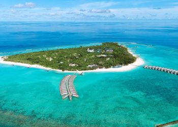 RAAYA By Atmosphere, su üzeri villa deneyimi, özel plajı, geniş konaklama seçenekleri yle dikkatleri çekiyor.