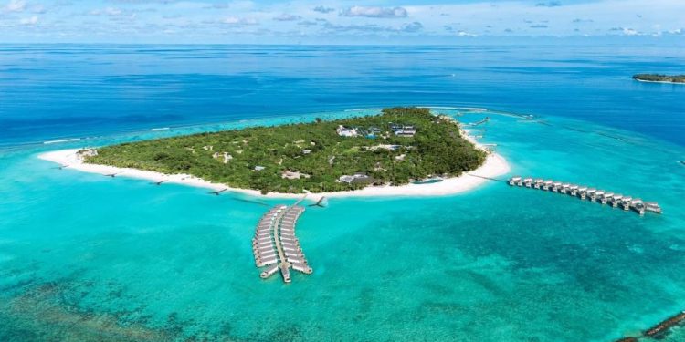 RAAYA By Atmosphere, su üzeri villa deneyimi, özel plajı, geniş konaklama seçenekleri yle dikkatleri çekiyor.