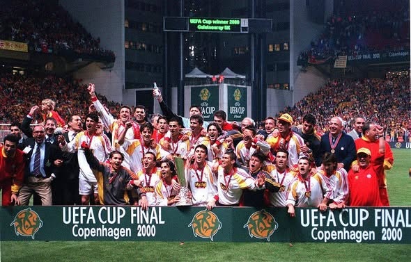 17 Mayıs’ın mirası: Galatasaray’ın UEFA Kupası zaferi 2 Takvimler 17 Mayıs 2000’i gösterdiğinde Galatasaray, yalnızca bir kupa finaline değil, Türk futbolunun yıllardır beklediği büyük bir eşiğe çıktı.