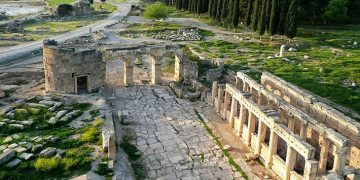 Pamukkale’deki Hierapolis Ören Yeri’nde Antik Havuz ve Güney Kapı Ziyaretçi Karşılama Merkezleri tamamlandı.