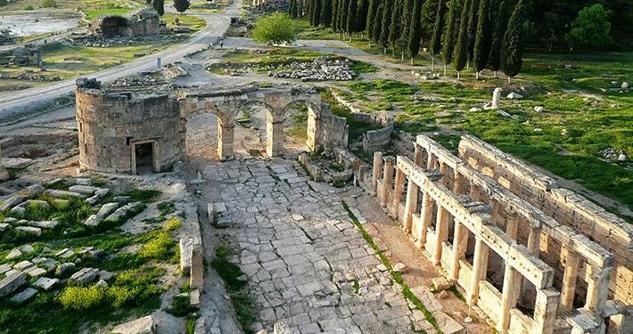 Hierapolis’te ziyaretçi merkezleri tamamlandı 1 Pamukkale’deki Hierapolis Ören Yeri’nde Antik Havuz ve Güney Kapı Ziyaretçi Karşılama Merkezleri tamamlandı.