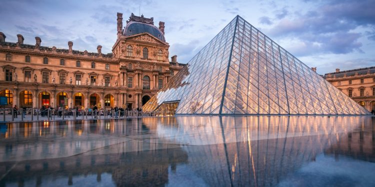 Fransa’da etkili olan aşırı sıcaklar nedeniyle Paris’teki Louvre Müzesi, 24-27 Haziran tarihlerinde ziyaret saatlerini kısaltacak.