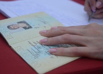 Schengen vizesi başvurularında randevuların bot yazılımlarla toplandığı ve ücret karşılığında satıldığı iddiaları TBMM gündemine taşındı.