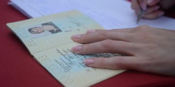 Schengen vizesi başvurularında randevuların bot yazılımlarla toplandığı ve ücret karşılığında satıldığı iddiaları TBMM gündemine taşındı.