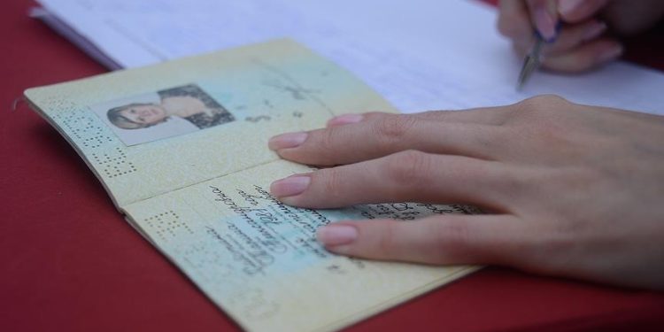 Schengen vizesi başvurularında randevuların bot yazılımlarla toplandığı ve ücret karşılığında satıldığı iddiaları TBMM gündemine taşındı.