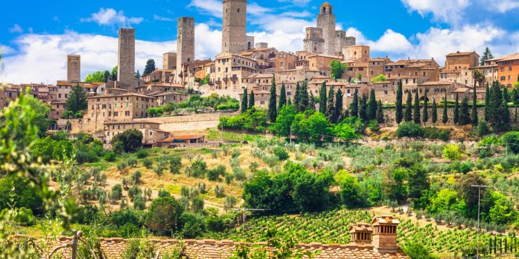 Türkiye’de yaz tatili maliyetleri yükselirken, WTS’nin San Gimignano merkezli Toskana turu 799 eurodan başlayan fiyatlarla dikkat çekiyor.
