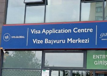 Canan Coşkun’un Kısa Dalga.net’te yer alan özel haberinde, VFS Global’in Türkiye’deki başvuru süreçleri bu kez yurttaşların deneyimleri üzerinden ele alındı.