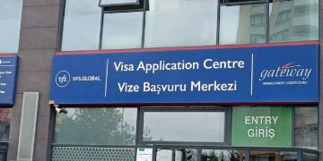 Canan Coşkun’un Kısa Dalga.net’te yer alan özel haberinde, VFS Global’in Türkiye’deki başvuru süreçleri bu kez yurttaşların deneyimleri üzerinden ele alındı.