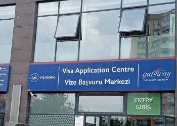 Türkiye’de vize başvurularında yaşanan randevu krizi, ek hizmet tartışmaları, sigorta iddiaları ve kişisel veri güvenliğiyle ilgili şikâyetler, bu kez tarafların yanıtlarıyla gündeme geldi.