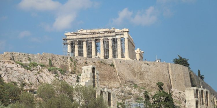 Akropolis ve Parthenon öğle güneşinde