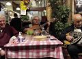 Atina'da Bouzoukia Gecesi: Yunan Canlı Müzik Rehberi 10 Pire'de bir mekânda yemek eşliğinde canlı müzik icrası