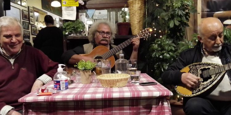 Atina'da Bouzoukia Gecesi: Yunan Canlı Müzik Rehberi 1 Pire'de bir mekânda yemek eşliğinde canlı müzik icrası