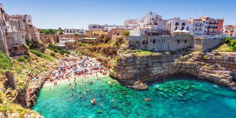İtalya; kayalık koylardan ince kumlu plajlara, renkli sahil kasabalarından tarihî şehirlerle iç içe geçen deniz rotalarına kadar farklı tatil seçenekleri sunuyor.