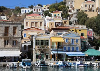Kapıda vizeyle gidilen 12 Yunan adası: hangisi kime göre 2 Symi adasının limanında renkli neoklasik evler ve tekneler