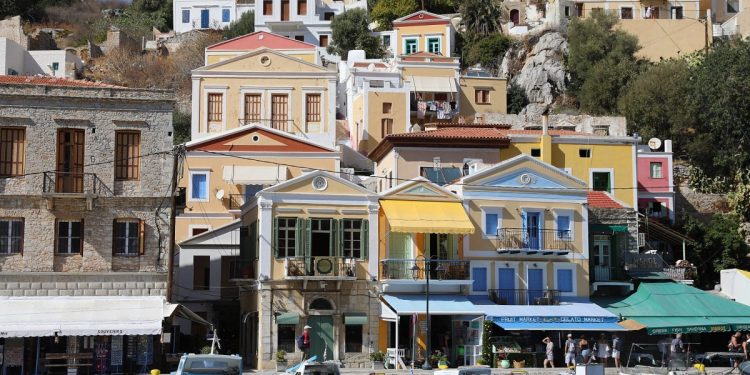 Kapıda vizeyle gidilen 12 Yunan adası: hangisi kime göre 1 Symi adasının limanında renkli neoklasik evler ve tekneler
