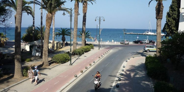 Kos Adası gezilecek yerler: Bodrum'dan feribotla İstanköy 1 Kos'ta limana inen palmiyeli sahil caddesi