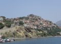 Midilli Molyvos'ta kale tepesi ve taş evler