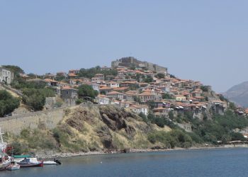 Midilli Molyvos'ta kale tepesi ve taş evler