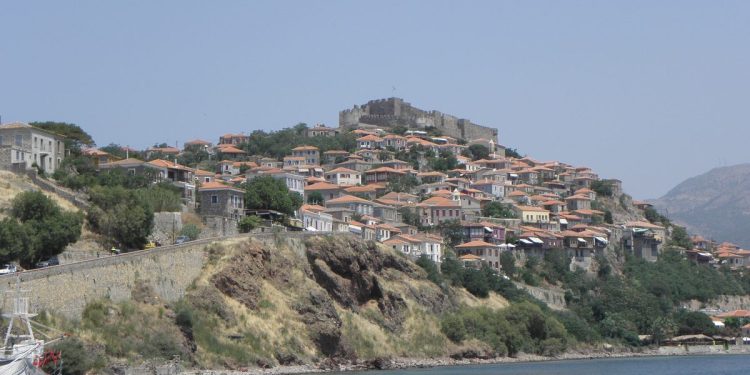 Midilli Molyvos'ta kale tepesi ve taş evler