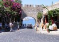 Rodos gezilecek yerler: kapıda vizeyle ada rotası 12 Rodos Ortaçağ Şehri'nde sur kapısı ve çarşı sokağı