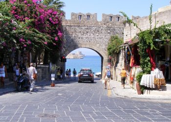 Rodos gezilecek yerler: kapıda vizeyle ada rotası 3 Rodos Ortaçağ Şehri'nde sur kapısı ve çarşı sokağı