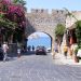 Rodos Ortaçağ Şehri'nde sur kapısı ve çarşı sokağı