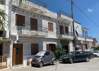 Sakız Adası Gezilecek Yerler: Çeşme'den Feribotla Chios 5 Sakız Adası Pirgi köyünde ksista bezemeli evlerin sıralandığı sokak