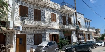 Sakız Adası Pirgi köyünde ksista bezemeli evlerin sıralandığı sokak