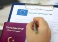 Türk vatandaşlarının Schengen vizesi çilesi AB denetimine taşındı 10 Schengen vizesinde randevu, ret ve gecikme sorunlarıyla gündeme gelen süreç, Avrupa Ombudsmanı’nın önüne götürüldü.