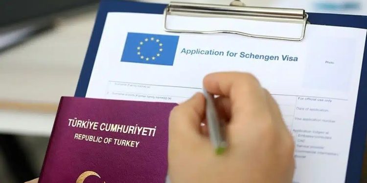 Türk vatandaşlarının Schengen vizesi çilesi AB denetimine taşındı 1 Schengen vizesinde randevu, ret ve gecikme sorunlarıyla gündeme gelen süreç, Avrupa Ombudsmanı’nın önüne götürüldü.