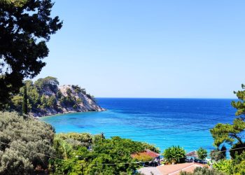 Sisam Adası Gezilecek Yerler: Kuşadası'ndan Yunan Adası 5 Sisam Adasında Lemonakia koyunun turkuaz denizi ve çam ormanı