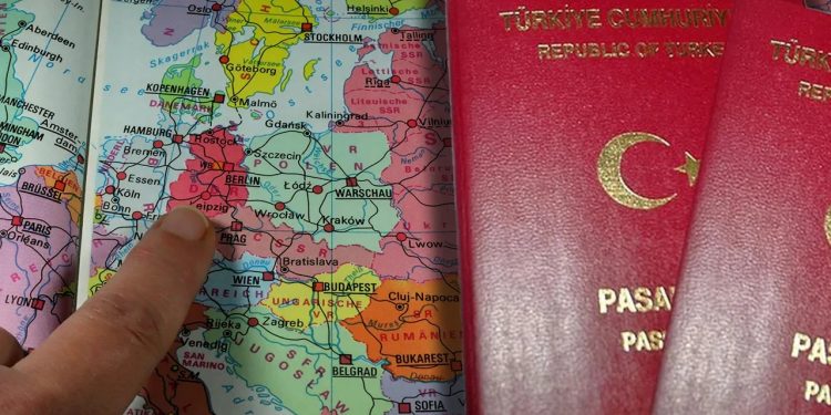 Türk vatandaşları için Schengen vizesinde yeni dönem! 1 Türkiye’den yapılan Schengen vizesi başvurularında yaşanan randevu sıkıntısı ve uzun bekleme süreleri için yeni bir formül gündeme alındı