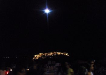 Yunanistan'da Ağustos Dolunayı: 126 Antik Alan Ücretsiz 2 Gece aydınlatılmış Akropolis ve üzerinde yükselen dolunay