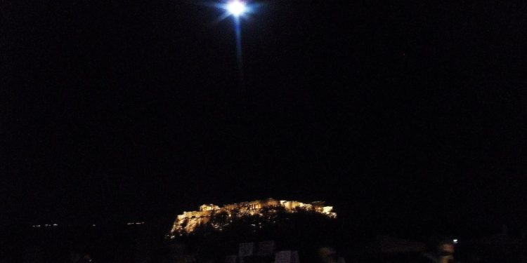 Yunanistan'da Ağustos Dolunayı: 126 Antik Alan Ücretsiz 1 Gece aydınlatılmış Akropolis ve üzerinde yükselen dolunay