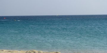 Naksos Adası'nda uzun mesafe sığ kalan kumsal