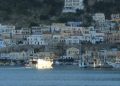 Kalimnos Adası Rehberi: Sünger Adasından Tırmanış Merkezine 13 Kalimnos'un limanı Pothia'da tekneler ve yamaca sıralanan renkli evler