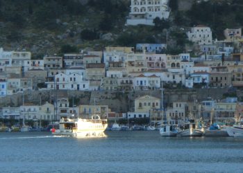 Kalimnos Adası Rehberi: Sünger Adasından Tırmanış Merkezine 3 Kalimnos'un limanı Pothia'da tekneler ve yamaca sıralanan renkli evler