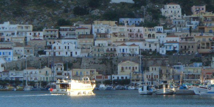 Kalimnos Adası Rehberi: Sünger Adasından Tırmanış Merkezine 1 Kalimnos'un limanı Pothia'da tekneler ve yamaca sıralanan renkli evler