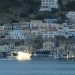 Kalimnos'un limanı Pothia'da tekneler ve yamaca sıralanan renkli evler